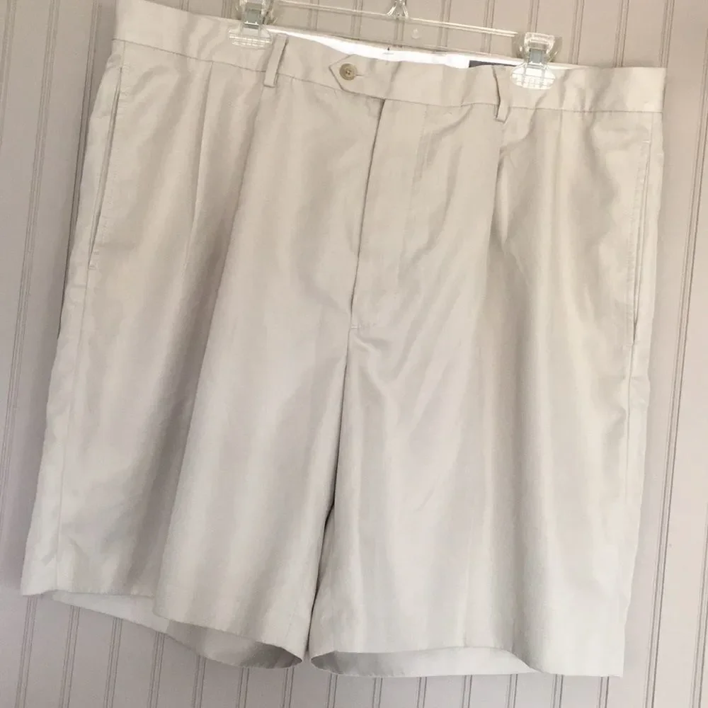 Daniel Cremieux khaki color mens shorts size 40